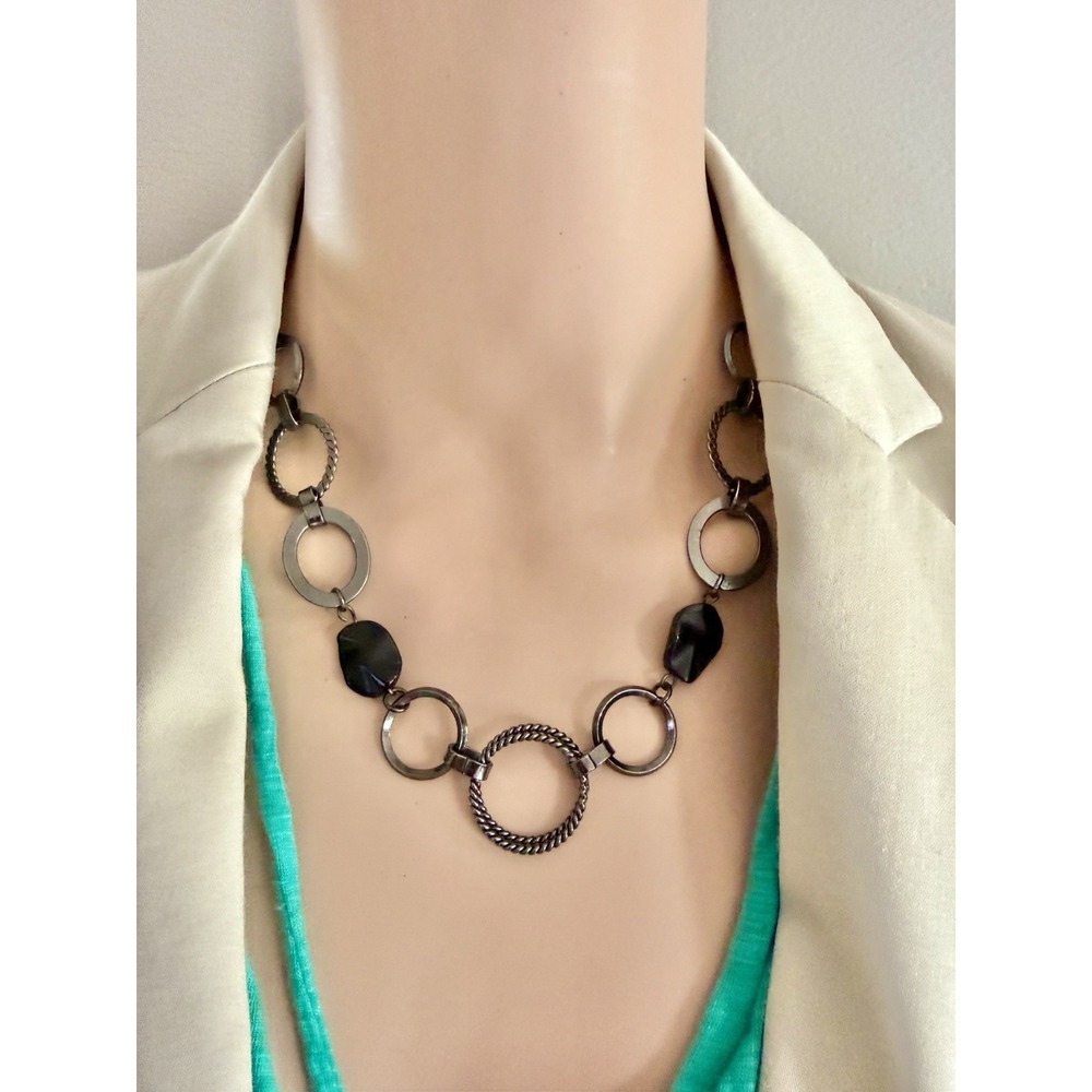 Gunmetal‑tone textured‎ link necklace with black acrylic accent stones